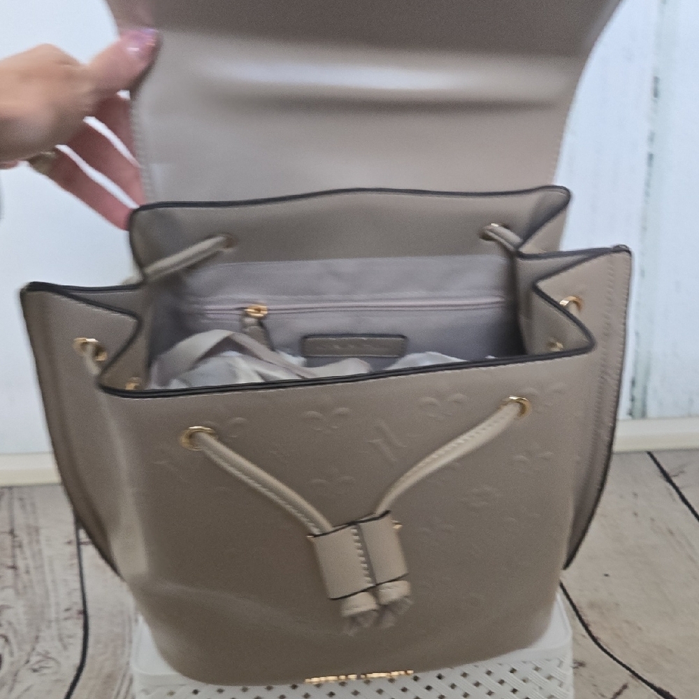 NWT Adrienne Vitadini Beige Men's Women's Backpack With Removeable Coin Pouch - Picture 13 of 13